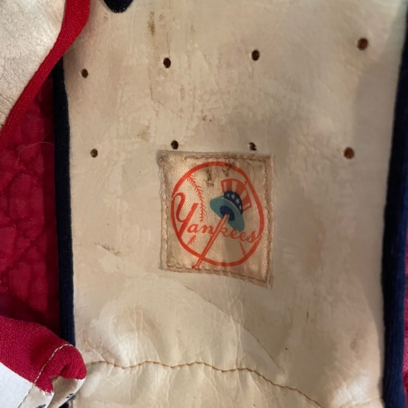 Vintage 1970s NY Yankees left handed batting gloves and sweatband - Picture 3 of 9